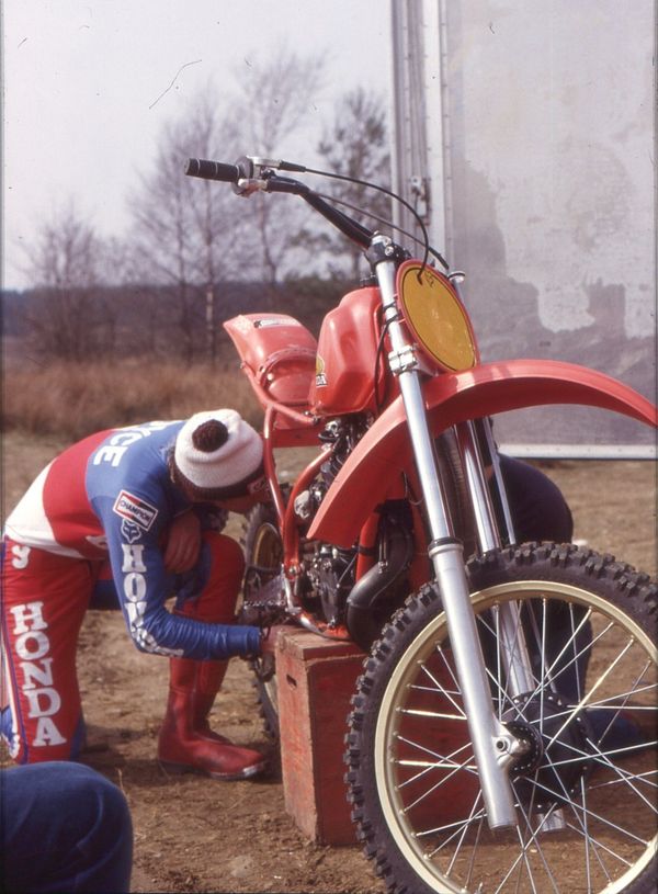 Grahan Noyce laittamassa pyörää Belgia 1980